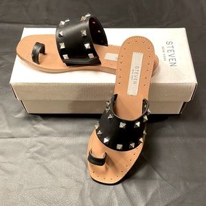 New in box STEVEN by Steve Madden Hally Silver Studded Flat Sandals Black Sz 7.5